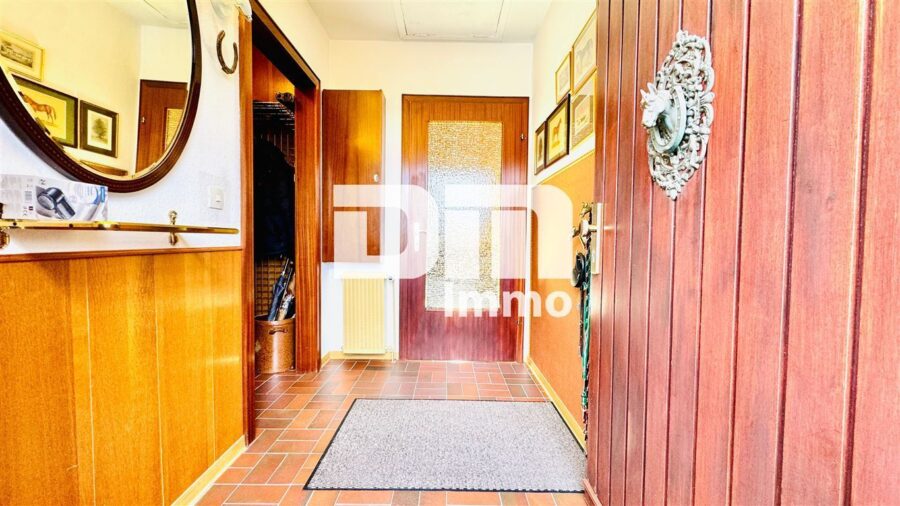 Großer altengerechter Bungalow mit großem Garten, 2 Terrassen, Garage und Einliegerbereich - EG Windfang